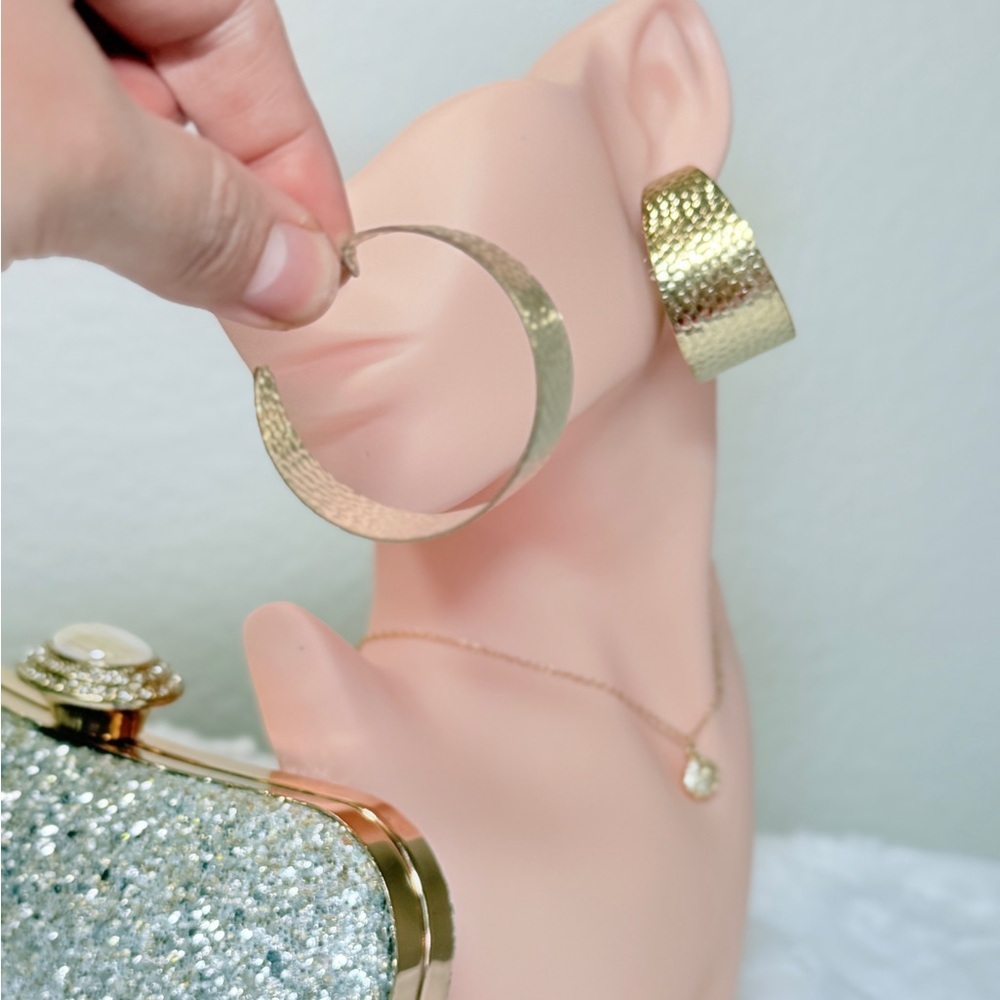 ⚜️ Gold Hammered Earrings - Picture 7 of 7